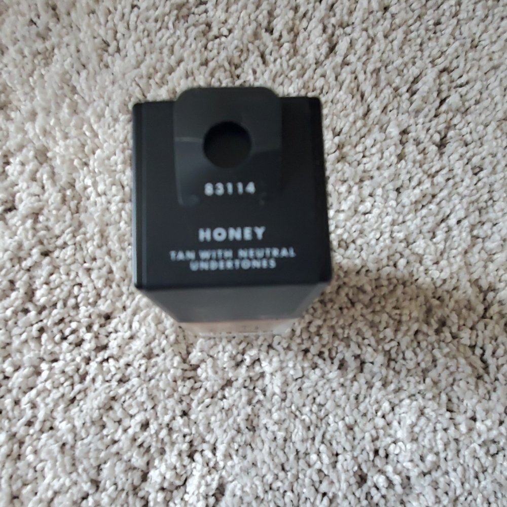 ELF FLAWLESS FOUNDATION - Picture 2 of 3
